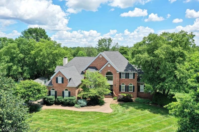 Welcome to 6 Heritage Court in Branchburg Township !