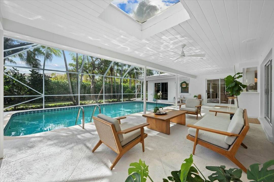 ''Walk to the Beach'' Jupiter Island Recently renovated, 4 bedroom, 3 bathroom, Jupiter Island Beach Bungalow located in the exclusive community of Jupiter Inlet Beach Colony on the southern tip ...