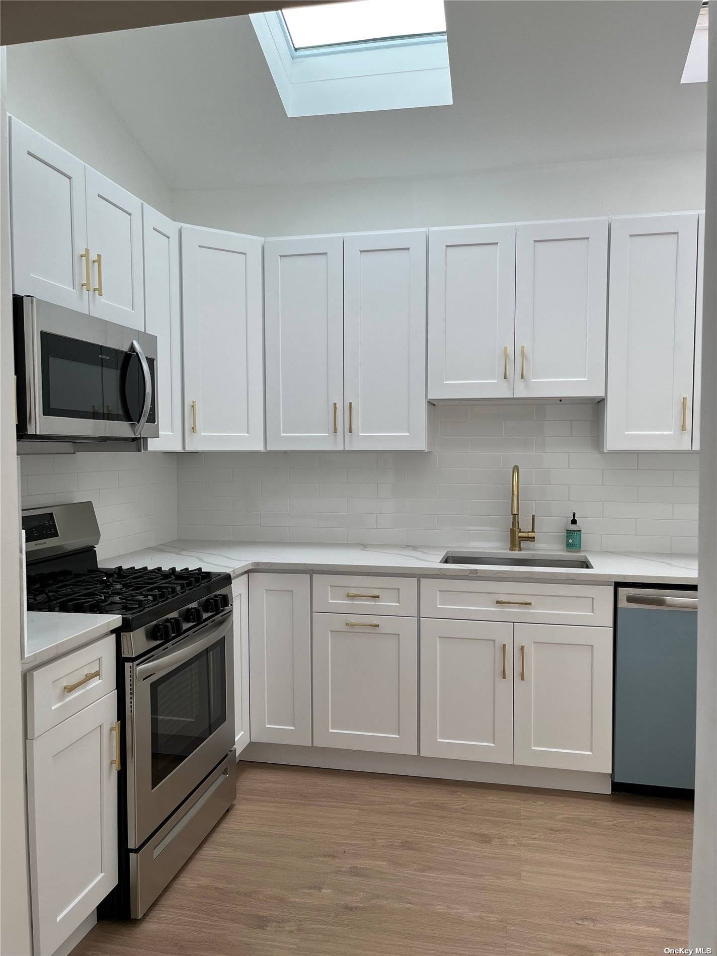 Presenting a newly renovated luxury triplex condo offering approximately 2000 sq ft across 3 spacious floors, situated in a tranquil cul de sac at the heart of Oakland Gardens.