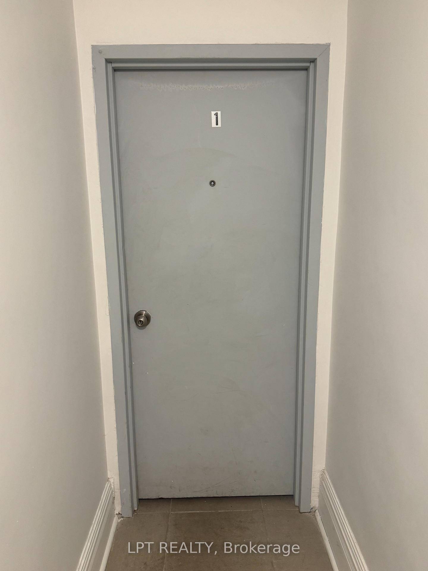 Renovated 2 Bedroom Apartment With Modern Decor.