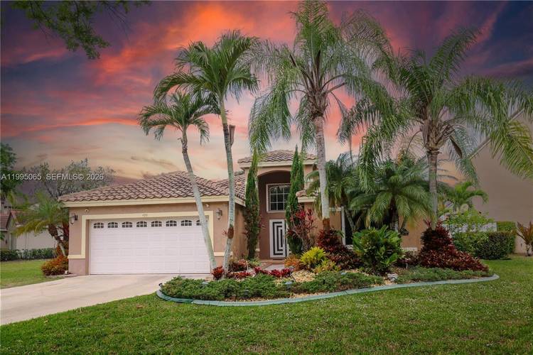 Welcome to your dream home in one of Weston s most prestigious gated communities, North Lakes.