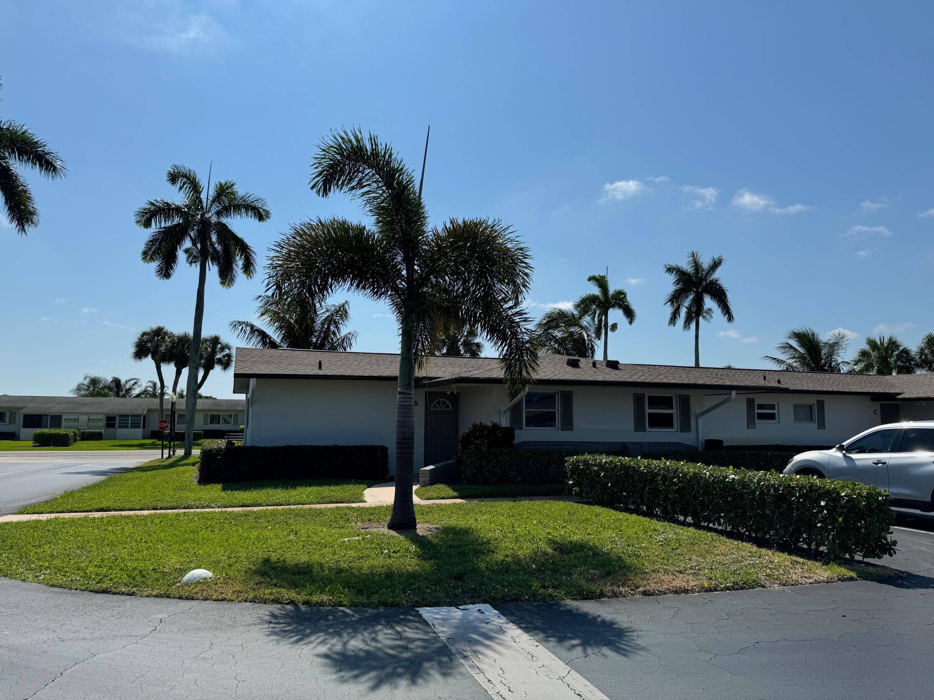 Lovely 1 bedroom 1 bath CORNER VILLA located in the 55 community of Cresthaven Villas.