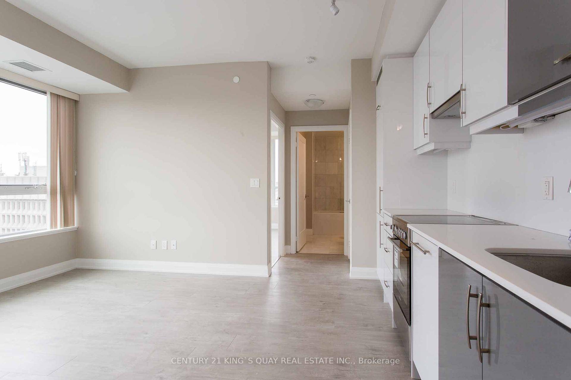 Bright amp ; Spacious 1 Bed Den Located In The Heart Of Downtown.