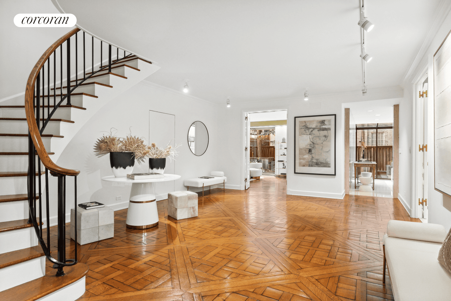 812 Fifth Avenue is an exceptional duplex Maisonette offering the luxury of a Fifth Avenue cooperative combined with the indoor and outdoor space of a townhouse.
