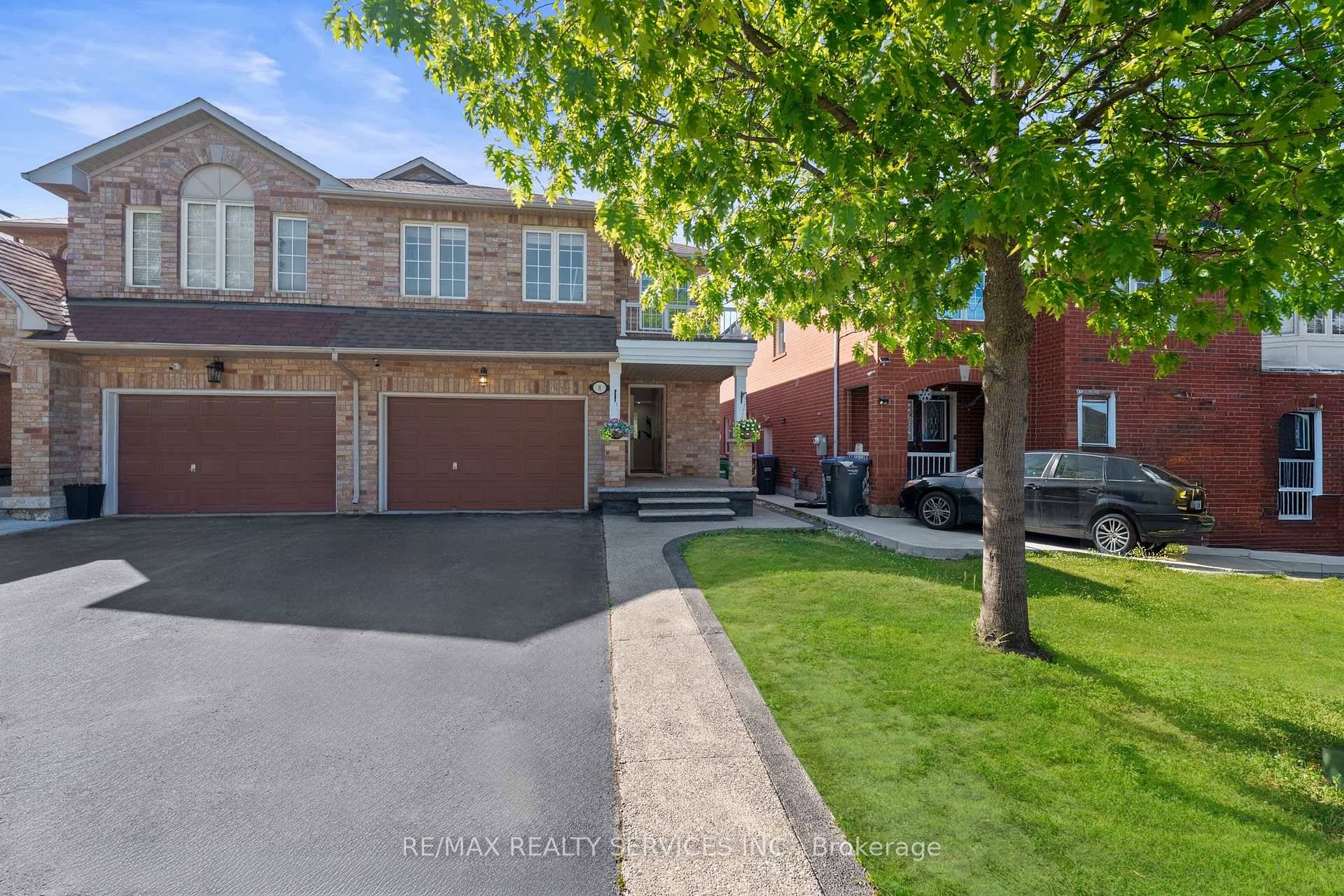 Welcome to 8 Capistro Street, located in the heart of Bramptons highly desirable Fletchers Meadowsa perfect opportunity for first time home buyers and growing families !