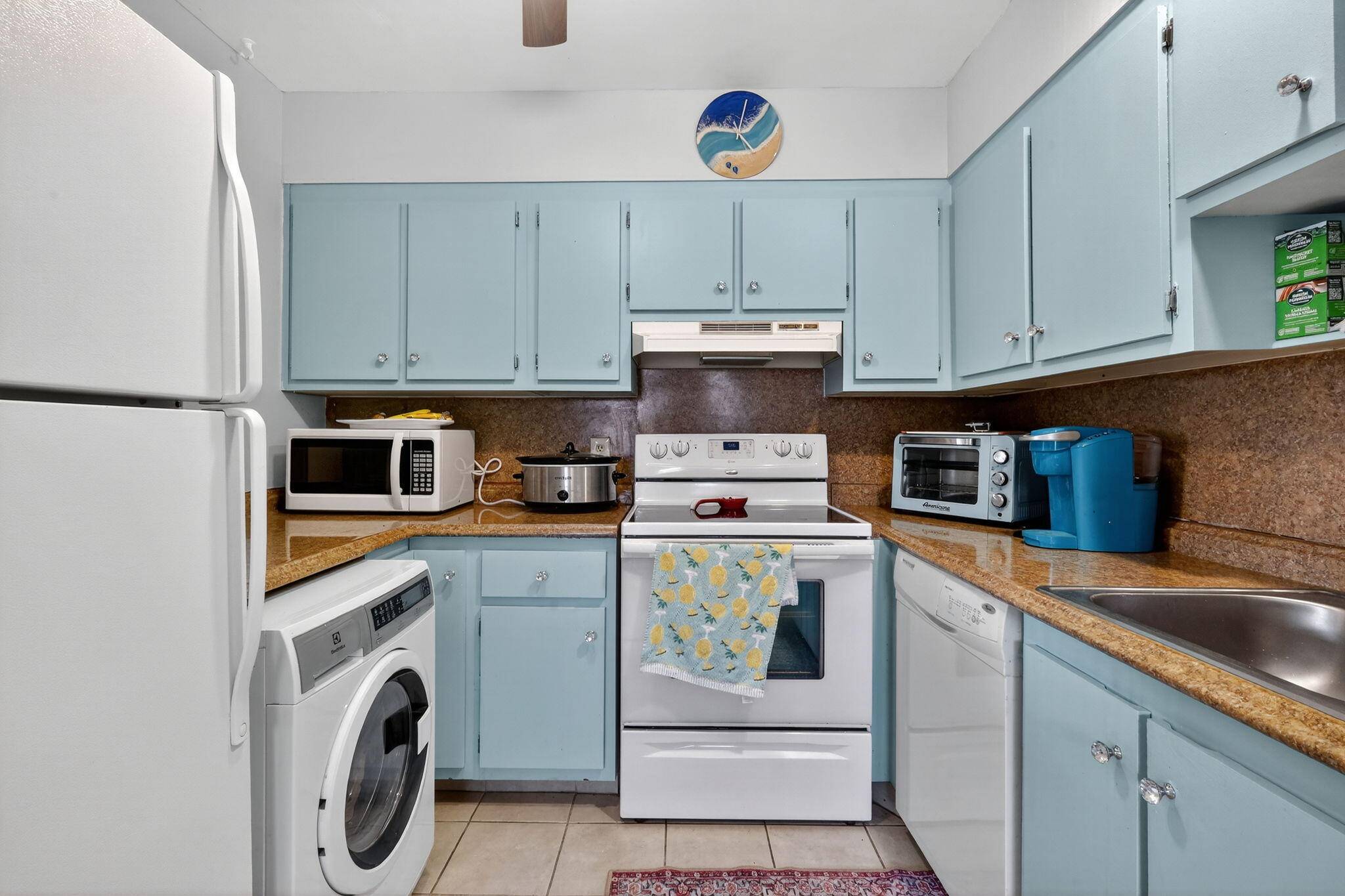 Beautiful 1 1. 5 condo in the desirable 55 Kings Point community.