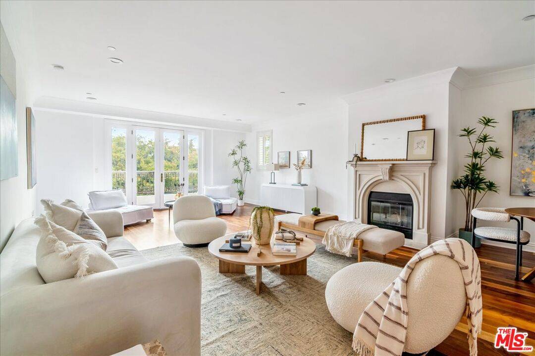 261  S Reeves Dr 2BR Beverly Hills La