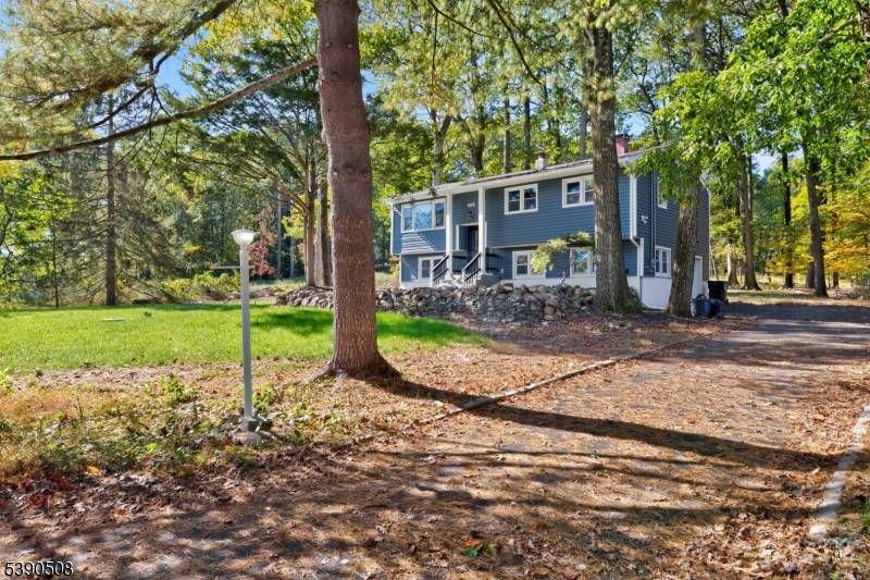 Completely Renovated 4 Bed, 2 Bath Bi Level on 1 Acre This fully renovated 4 bedroom, 2 bath bi level home sits on a private, 1 acre lot in Mount ...