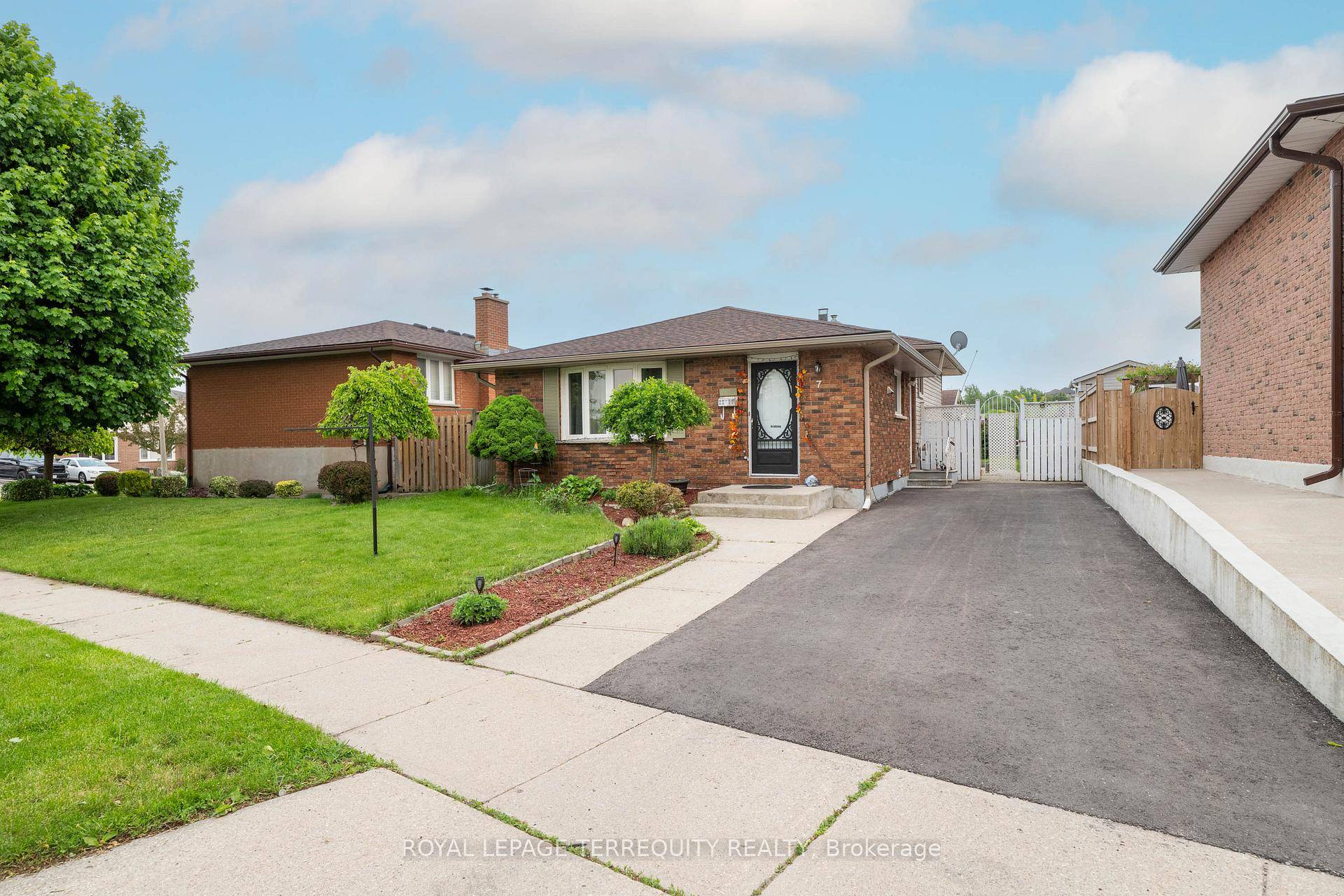 Beautiful East Galt, back split home, move in ready, 3 2 bedrooms, 2 bathrooms, fully finished basement and private fully fenced backyard.