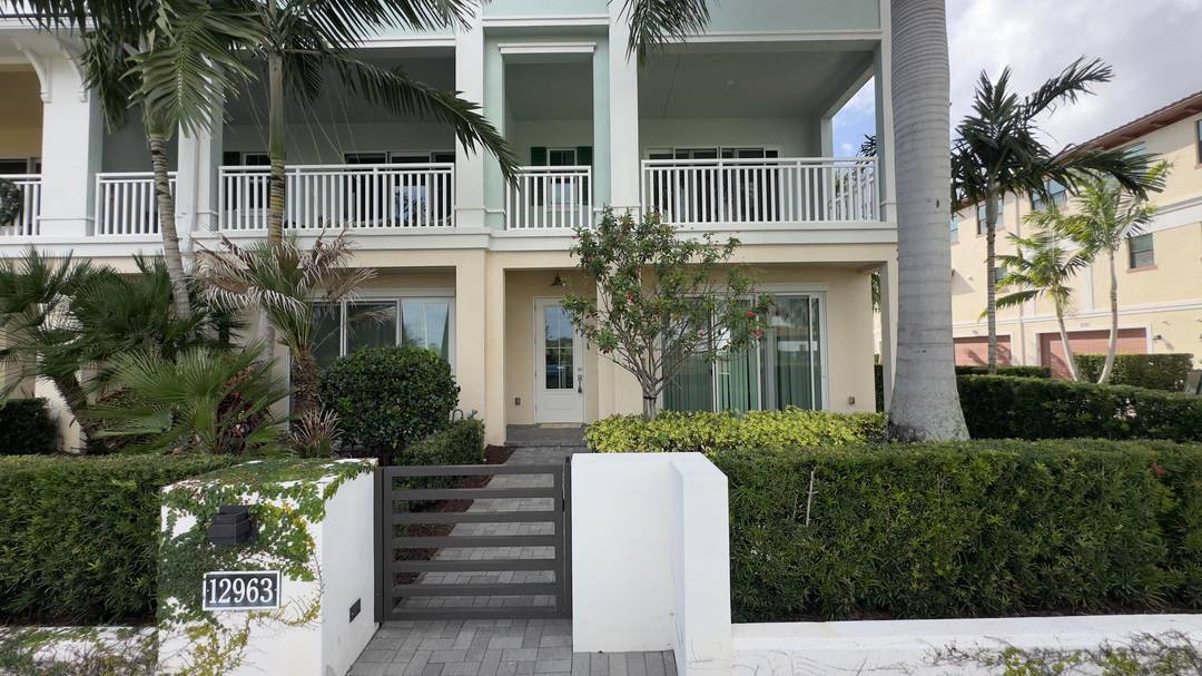 HIGHLY DESIRED ALTON COMMUNITY CORNER TOWNHOME WITH 2252 SQ FT THREE BEDROOMS THREE AND A HALF BATHS PLUS DEN OFFICE.