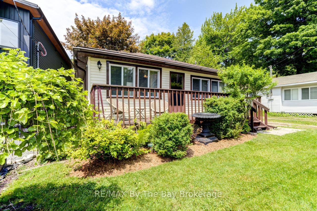 Charming 4 Season Cottage Just Steps to the Beach !