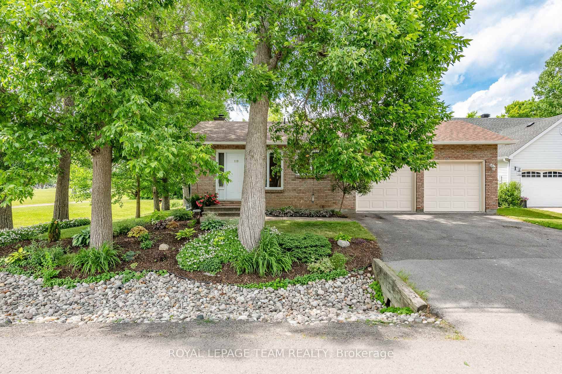 Bright, beautiful and big 3 plus 2 bedroom bungalow right in the heart of Richmond !