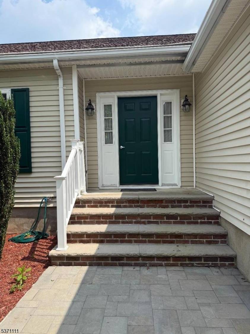 Charming 4 Bedroom Ranch Style Rental All on One Level with Ample Parking !