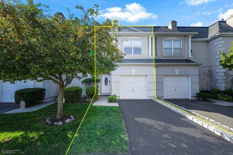 Welcome to Brittany Chase, the townhome you've been waiting for !