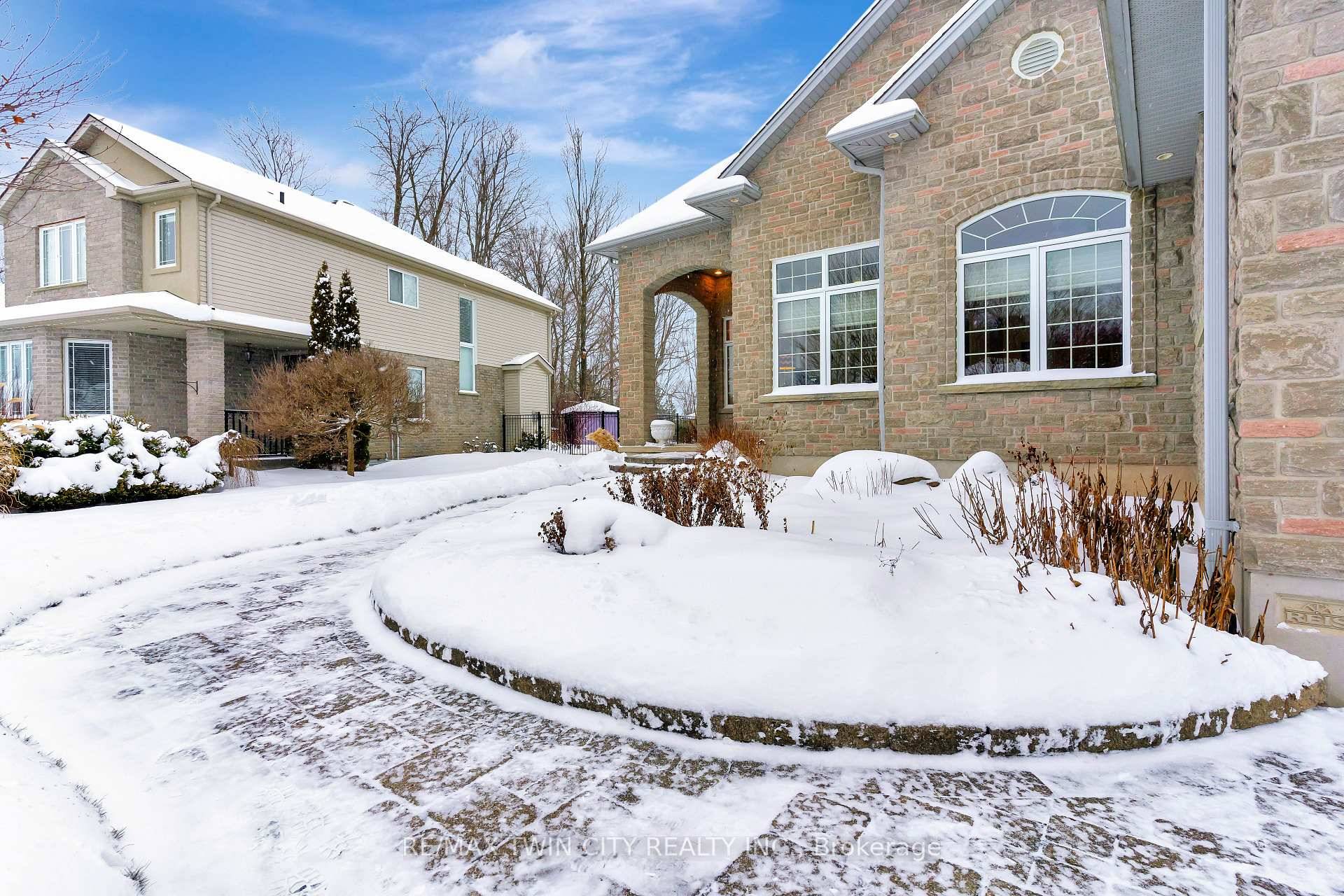 OPEN HOUSE SUNDAY, MARCH 2nd, 2 00 4 00 PM This impressive custom bungalow by Reis Construction is an ideal home for empty nesters looking to downsize while maintaining both ...