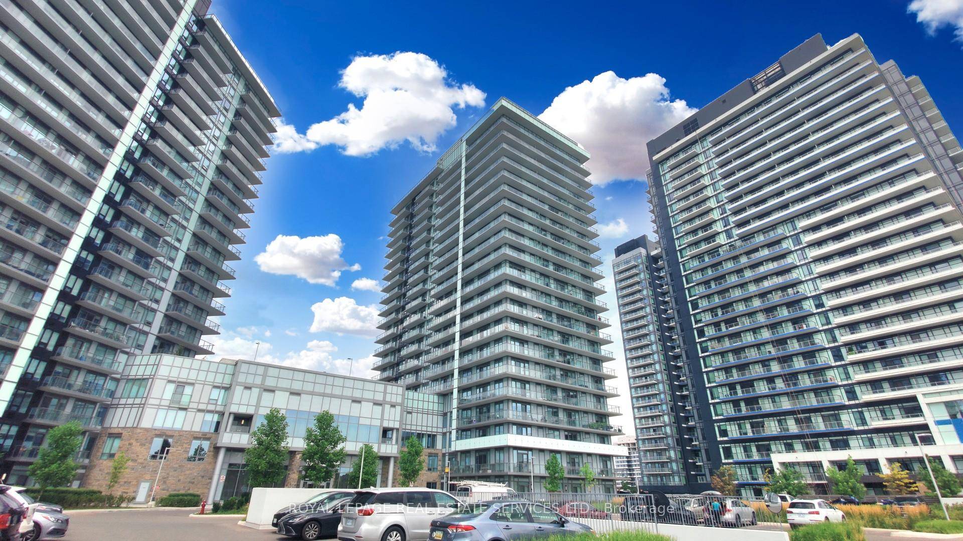 An immaculate 3 year new condo unit 810 sqft 2 Bedrooms Den and 2 Full Baths in the vibrant heart of Central Erin Mills !