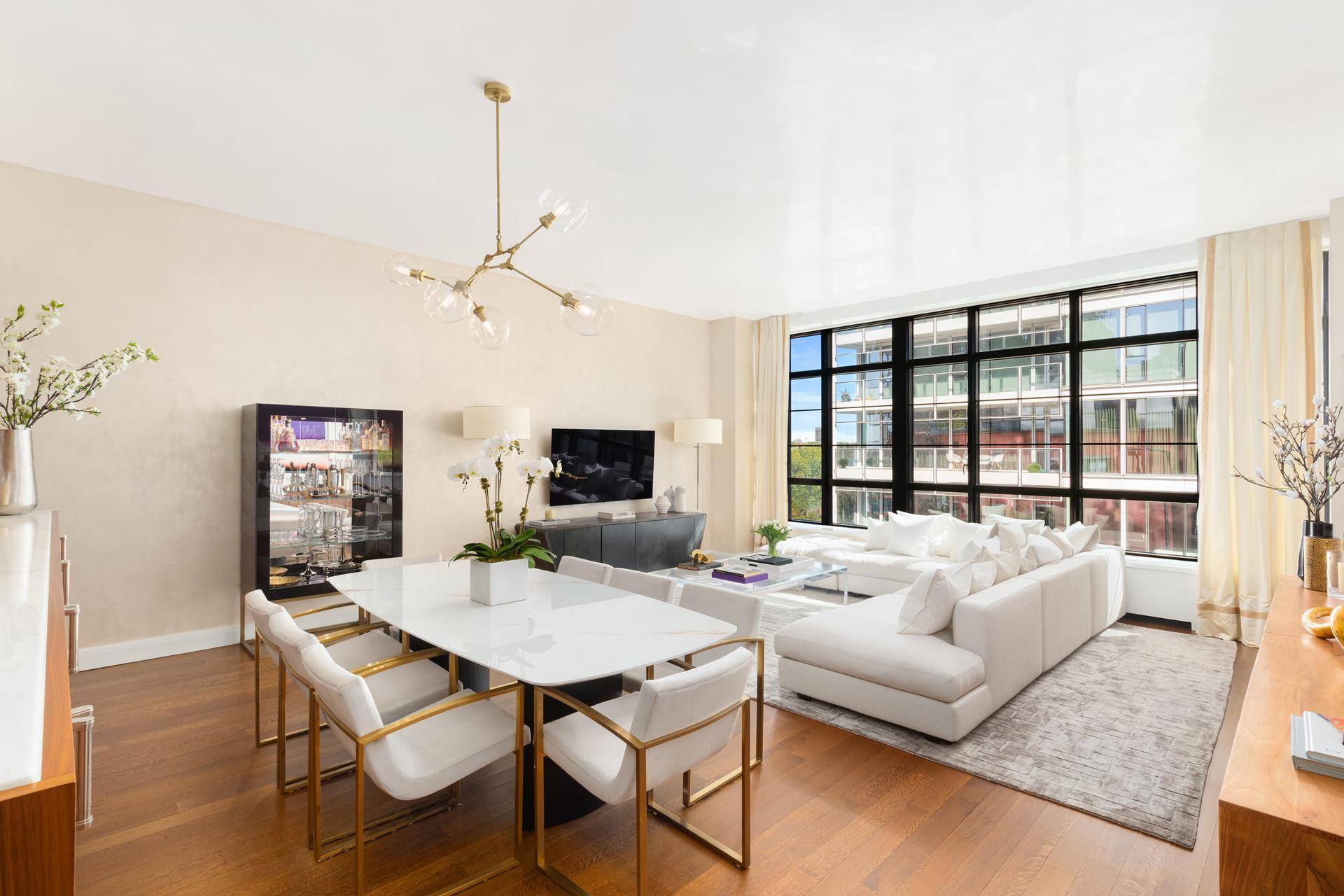 Have all the amenities of a 5 star hotel in this stunning full service luxury building, with ultimate privacy and exclusivity !