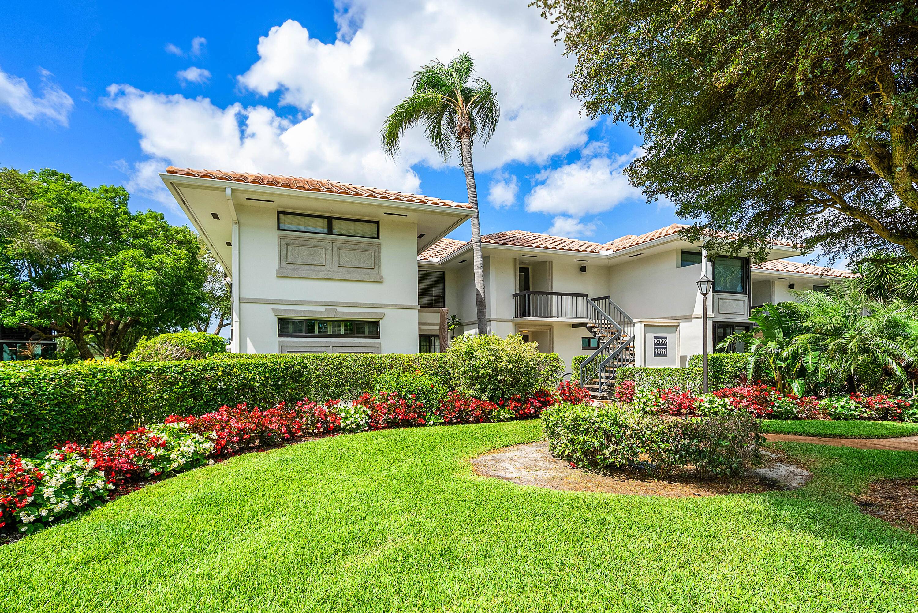 Perfectly located in Quail Ridge Country Club, this exceptional, peaceful, renovated first floor condo is yours to try for this summer rental.