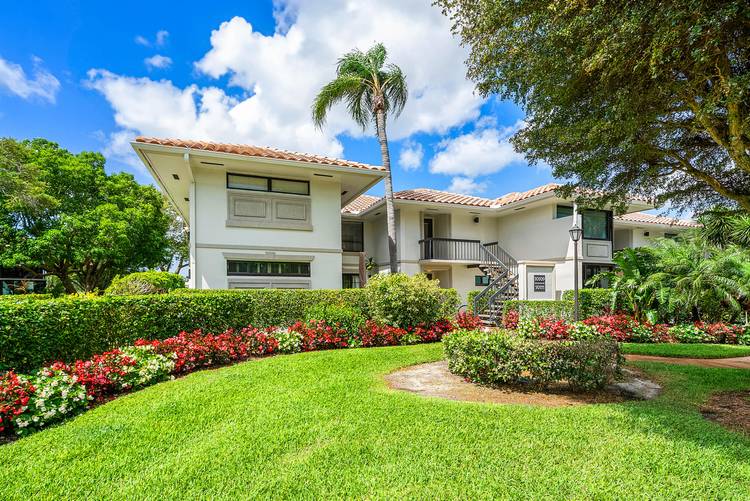 Perfectly located in Quail Ridge Country Club, this exceptional, peaceful, renovated first floor condo is yours to try for this summer rental.