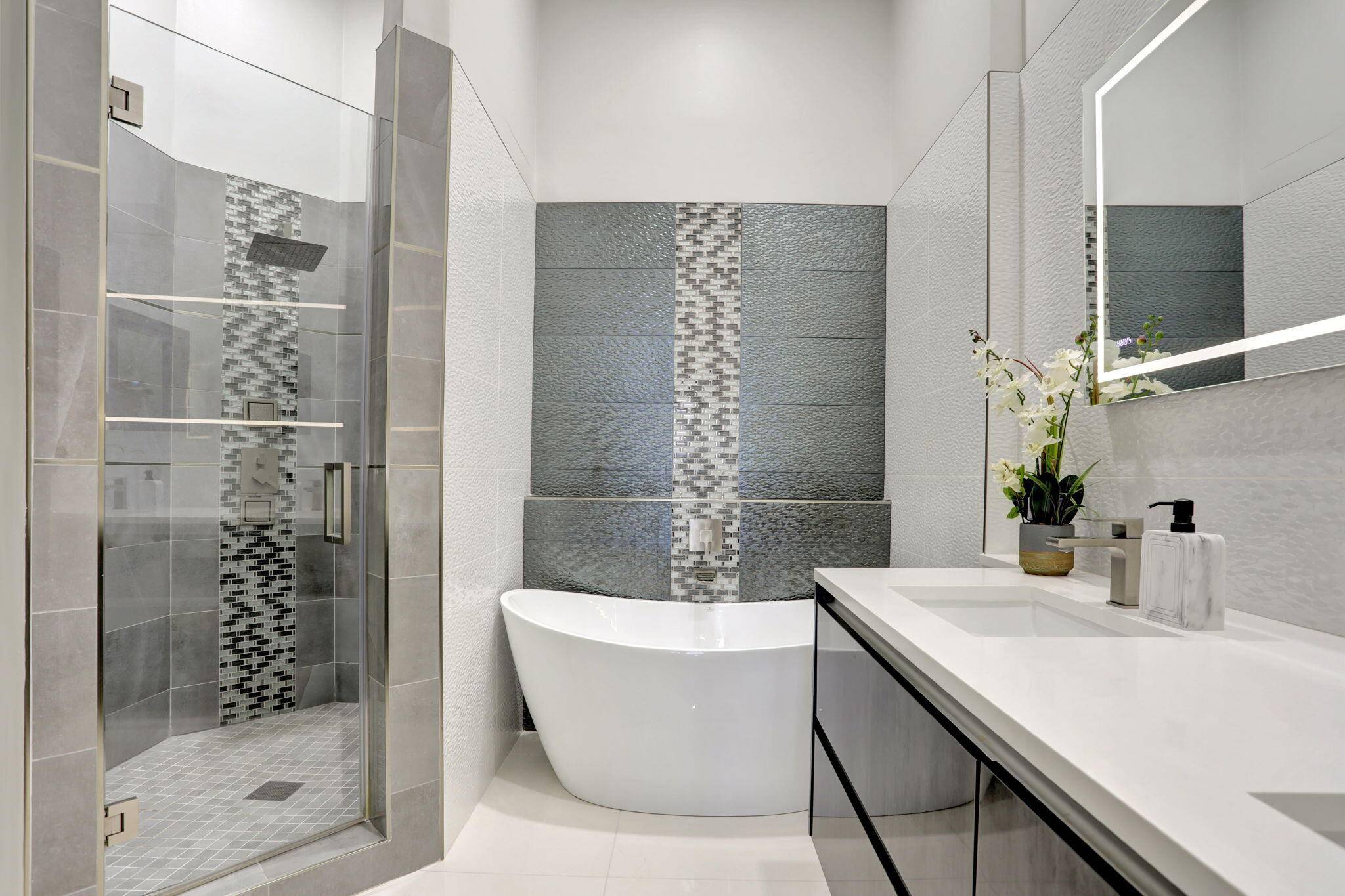 Impeccably maintained and modernly updated, this 3BR 2BA townhouse in guard gated, pet friendly Boca Pointe features a completely renovated kitchen and bathrooms, porcelain tile floors throughout no carpet, and ...