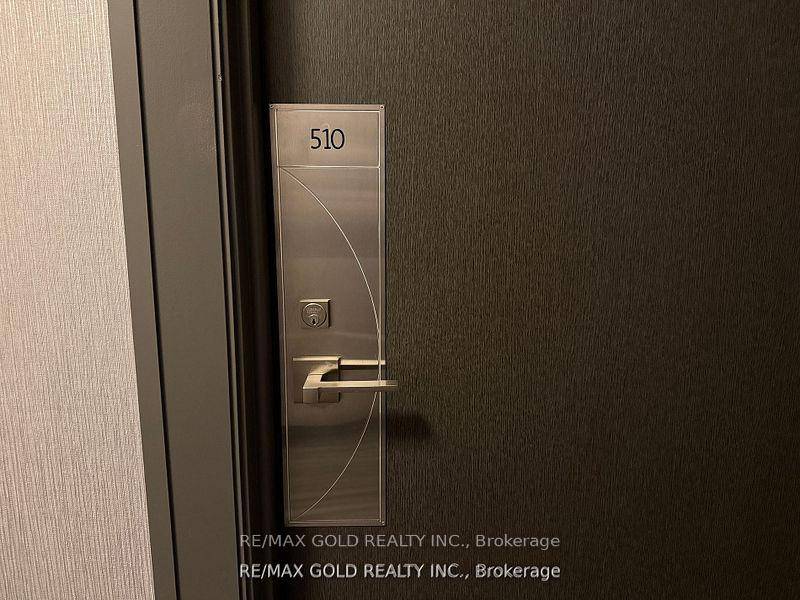 Beautifully upgraded condo with abundant natural light in the heart of Vaughan !
