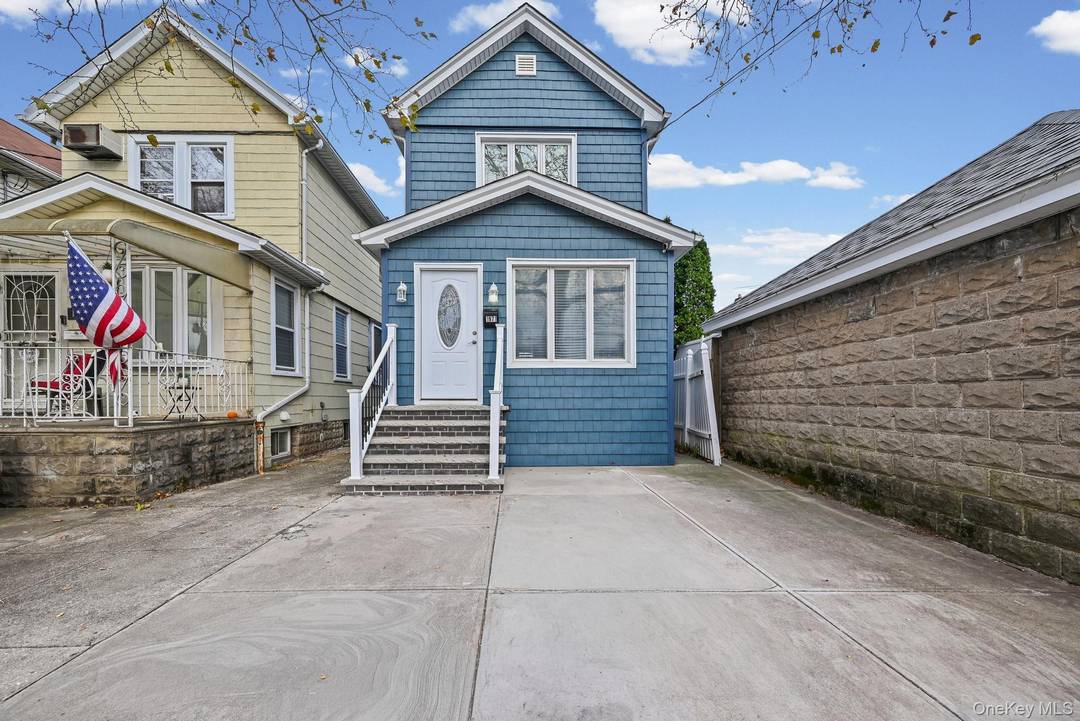 Beautifully renovated 2 bedroom home on Hendrickson St !