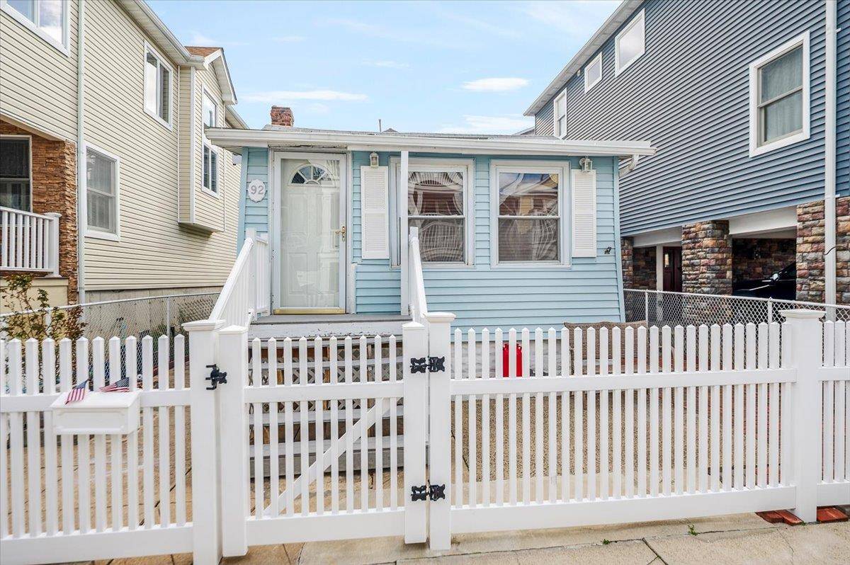 Come see this Adorable, Renovated Ranch in the West End of Long Beach.