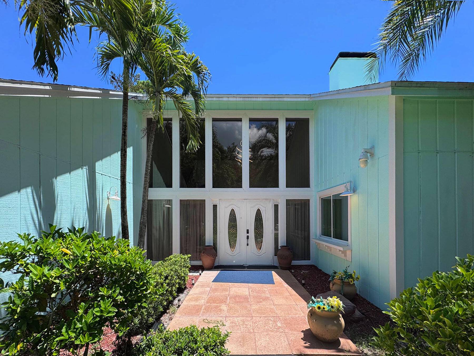Beautiful Custom Home located in a nice Mature Neighborhood.