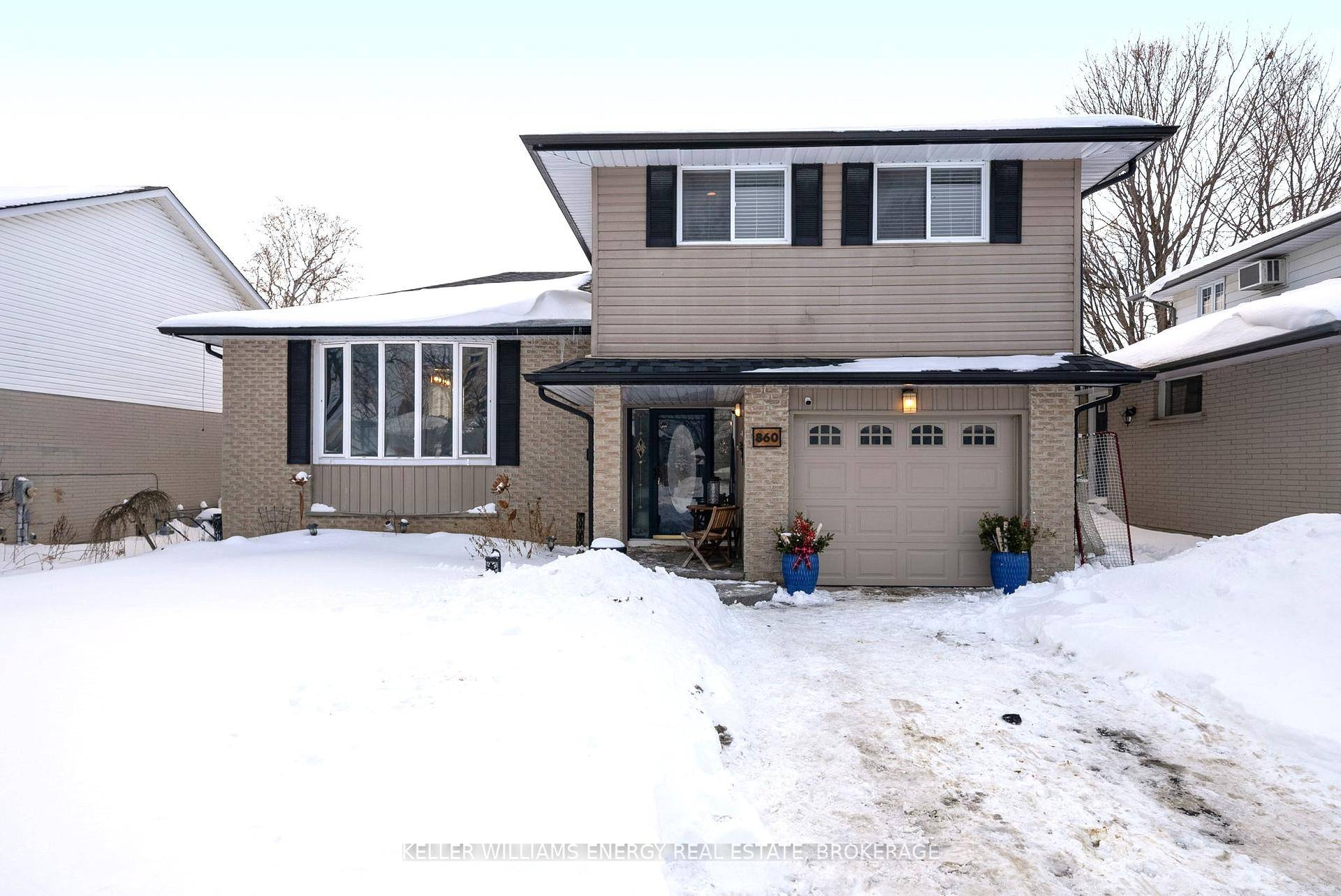 This 4 level Sidesplit is located in beautiful north end location and awaiting your personal touches !