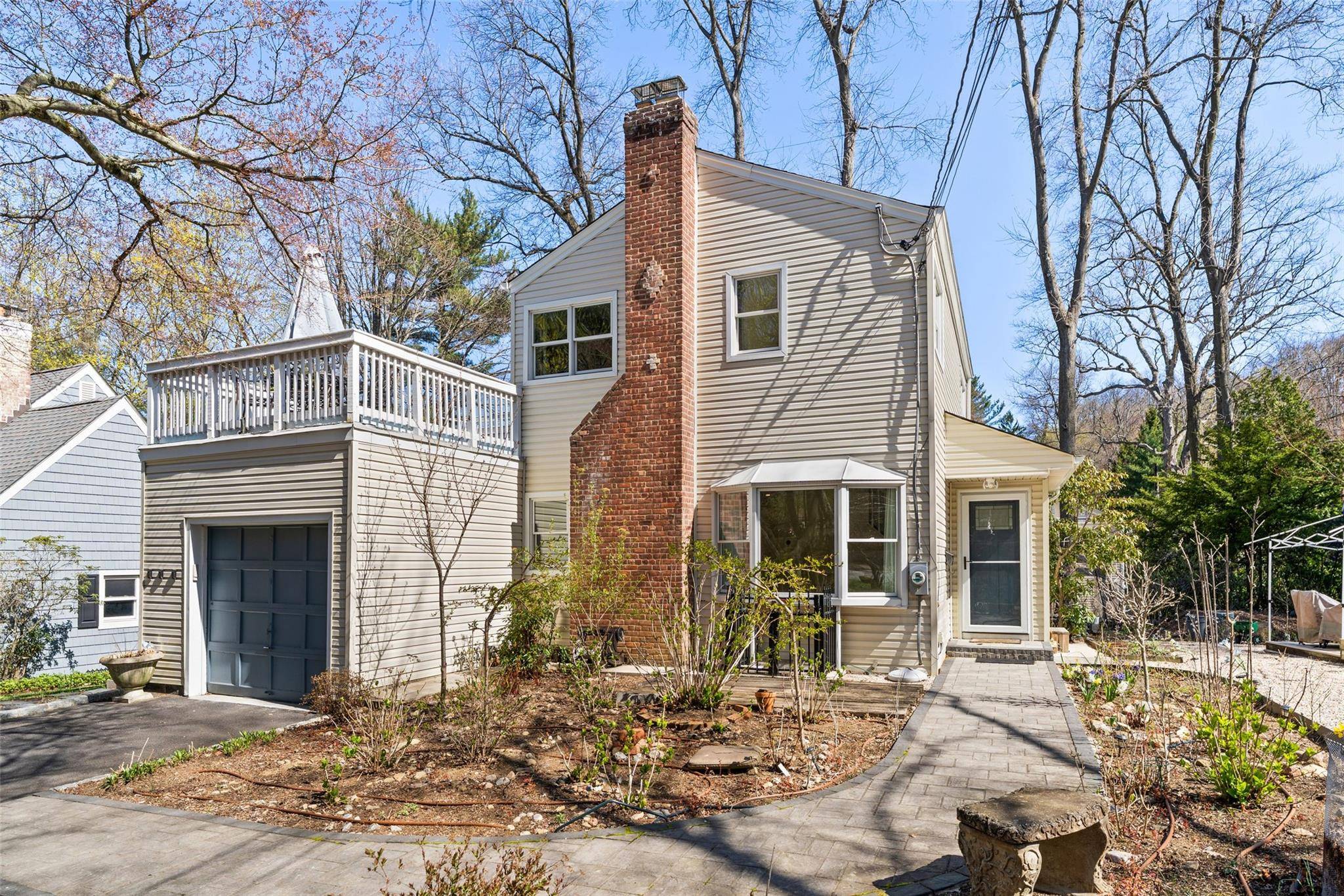 Move in ready renovated single family home just one mile from the heart of Tarrytown s vibrant business district !