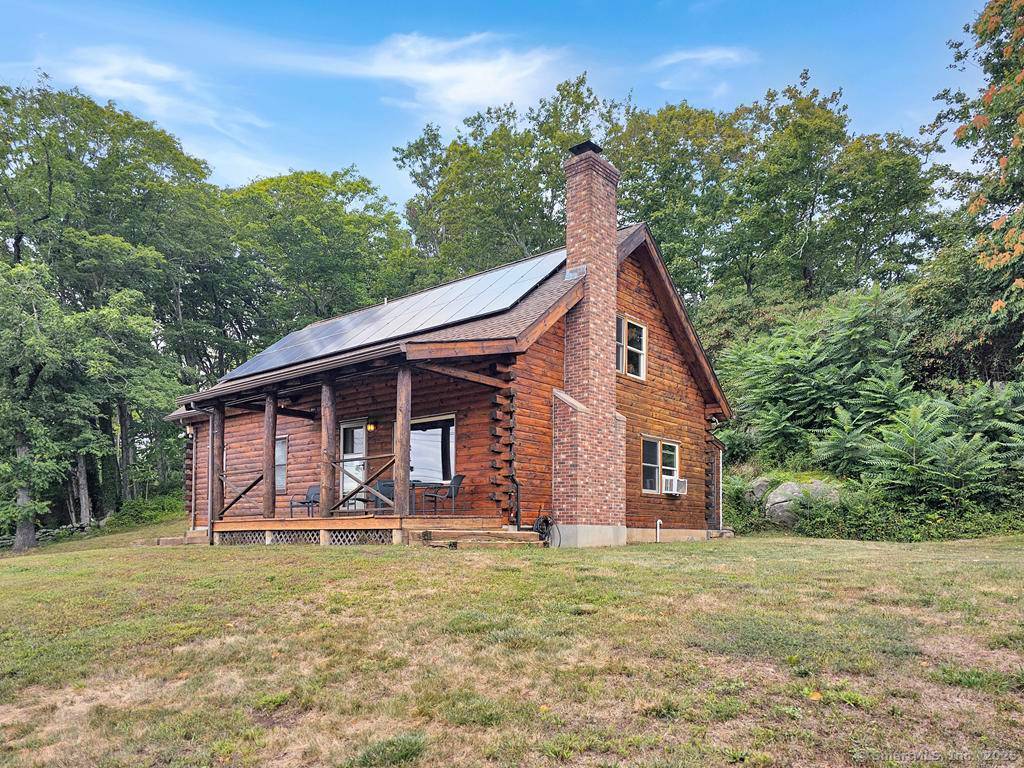 Spacious log home rental in excellent condition, combining classic charm with modern convenience.