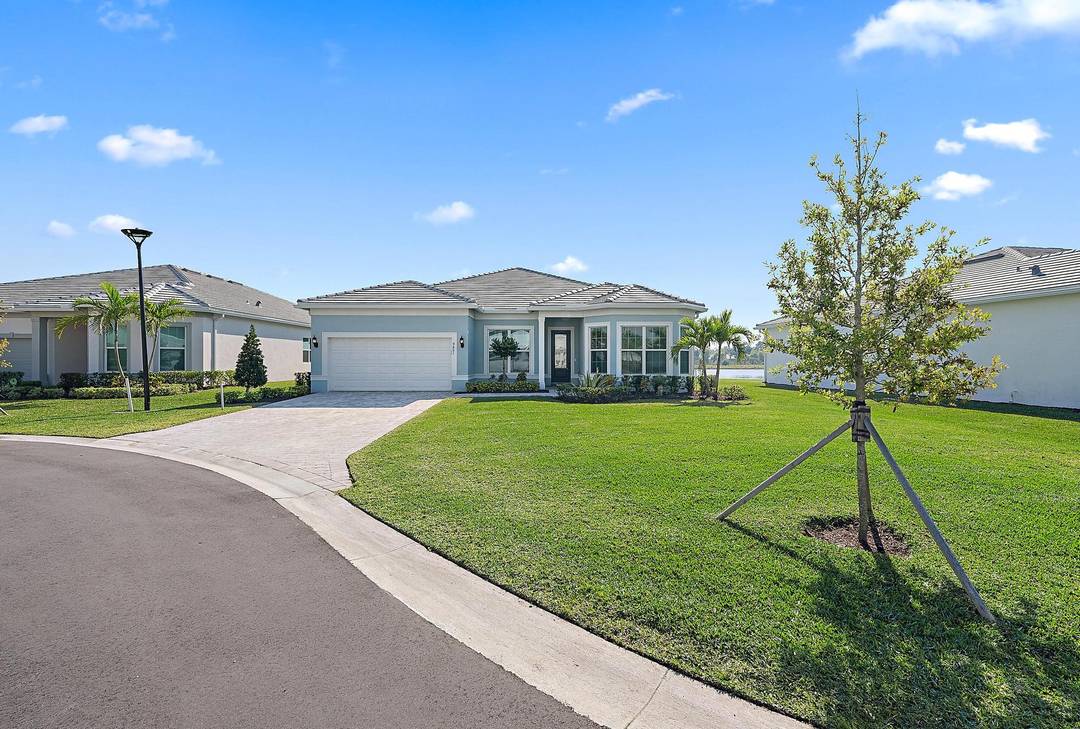 WELCOME TO THE BEST LOCATION In HIGHPOINTE !