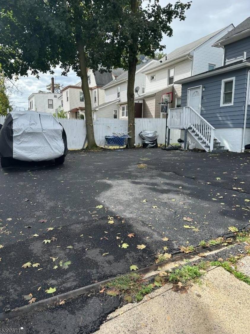 Single family Colonial house, 4 bedrooms, 2.