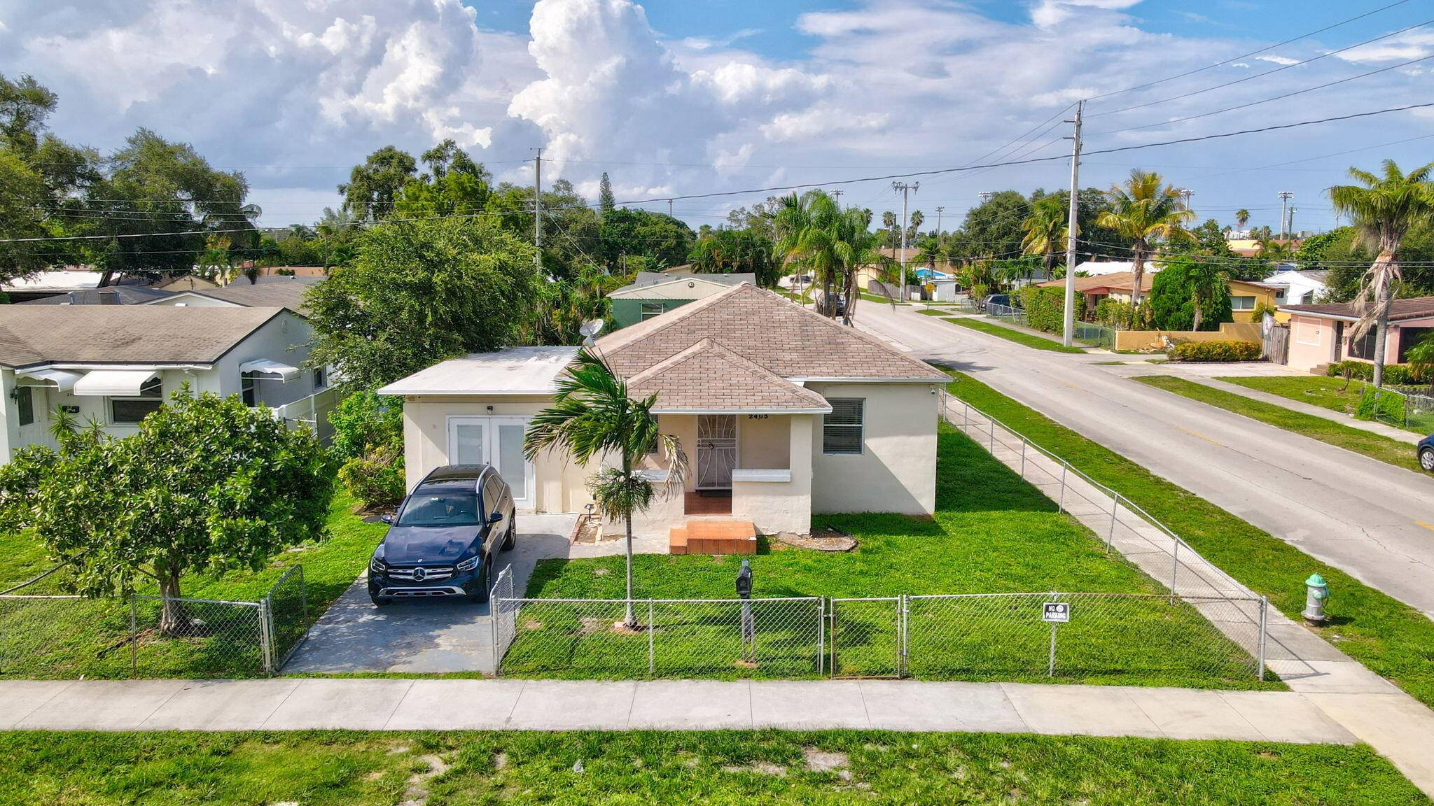 This beautiful Hollywood Park property is currently set up as a 2 bedrooms, 1 bath, updated kitchen bath, built out closets, and a bonus room that works as a den ...