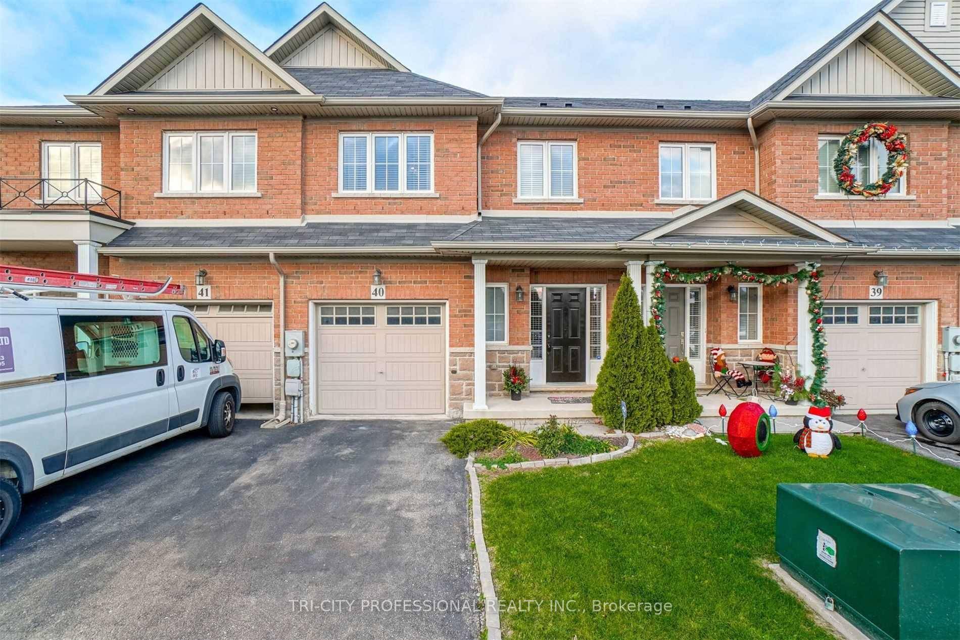 Gorgeous Townhouse in A Desirable Stoney Creek Neighborhood.