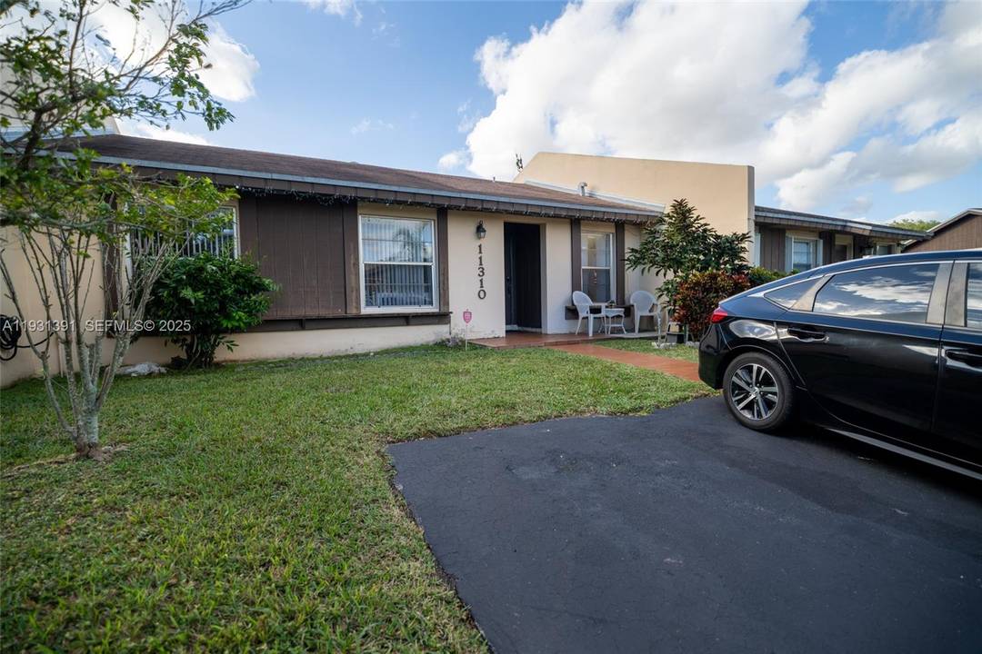 Excellent Location 3 bedroom, 2 bath villa located in the beautiful Devon Aire community, offering a spacious, light filled floor plan.