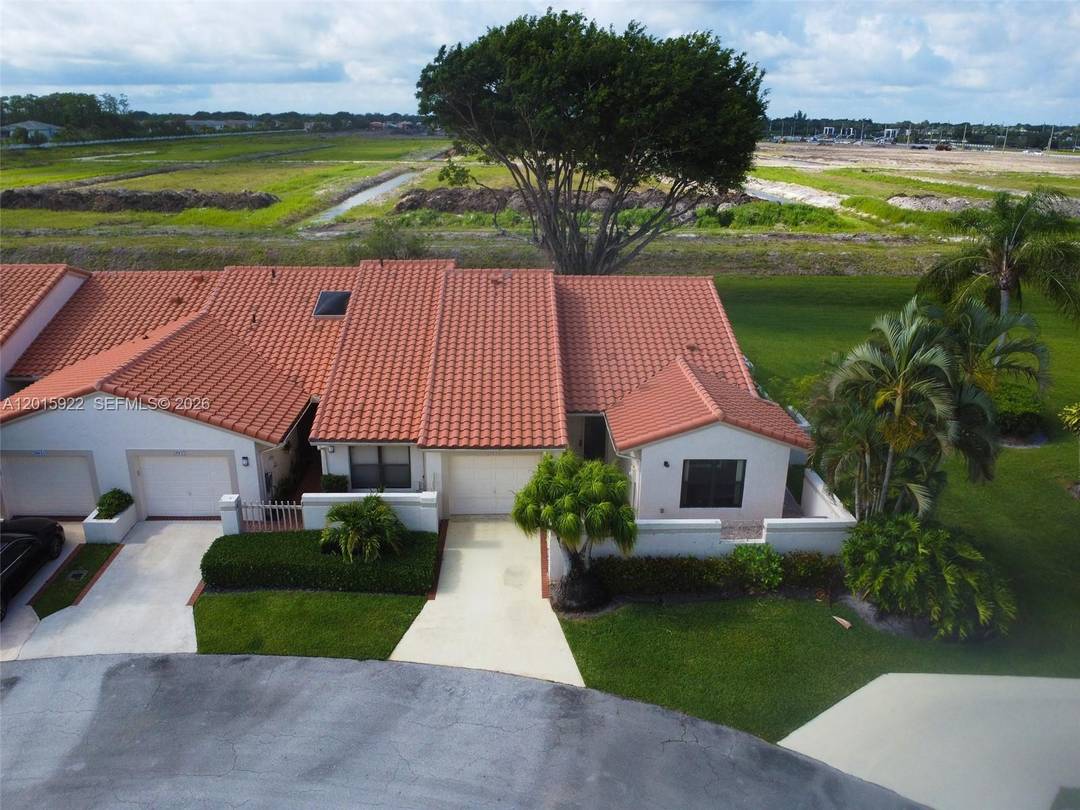 Beautifully maintained 3 bed, 2 bath villa located in the gated Brentwood of Boca community.