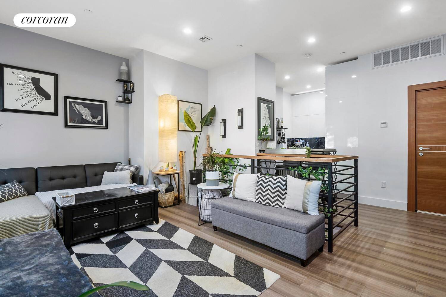 Ispica Astoria is a boutique condominium on a tree lined block in the heart of Astoria, just off 30th Avenue and steps from the neighborhood's best restaurants, cafés, and bars.