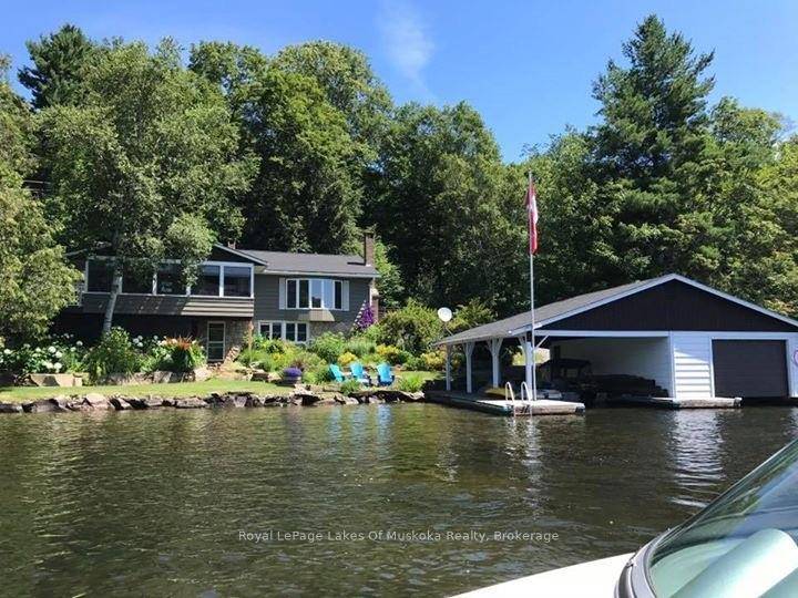 Lakeside Luxury on Lake Rosseau 2 Bedroom Cottage with Boathouse amp ; Redevelopment Potential Discover the ultimate Muskoka retreat on the pristine shores of Lake Rosseau !