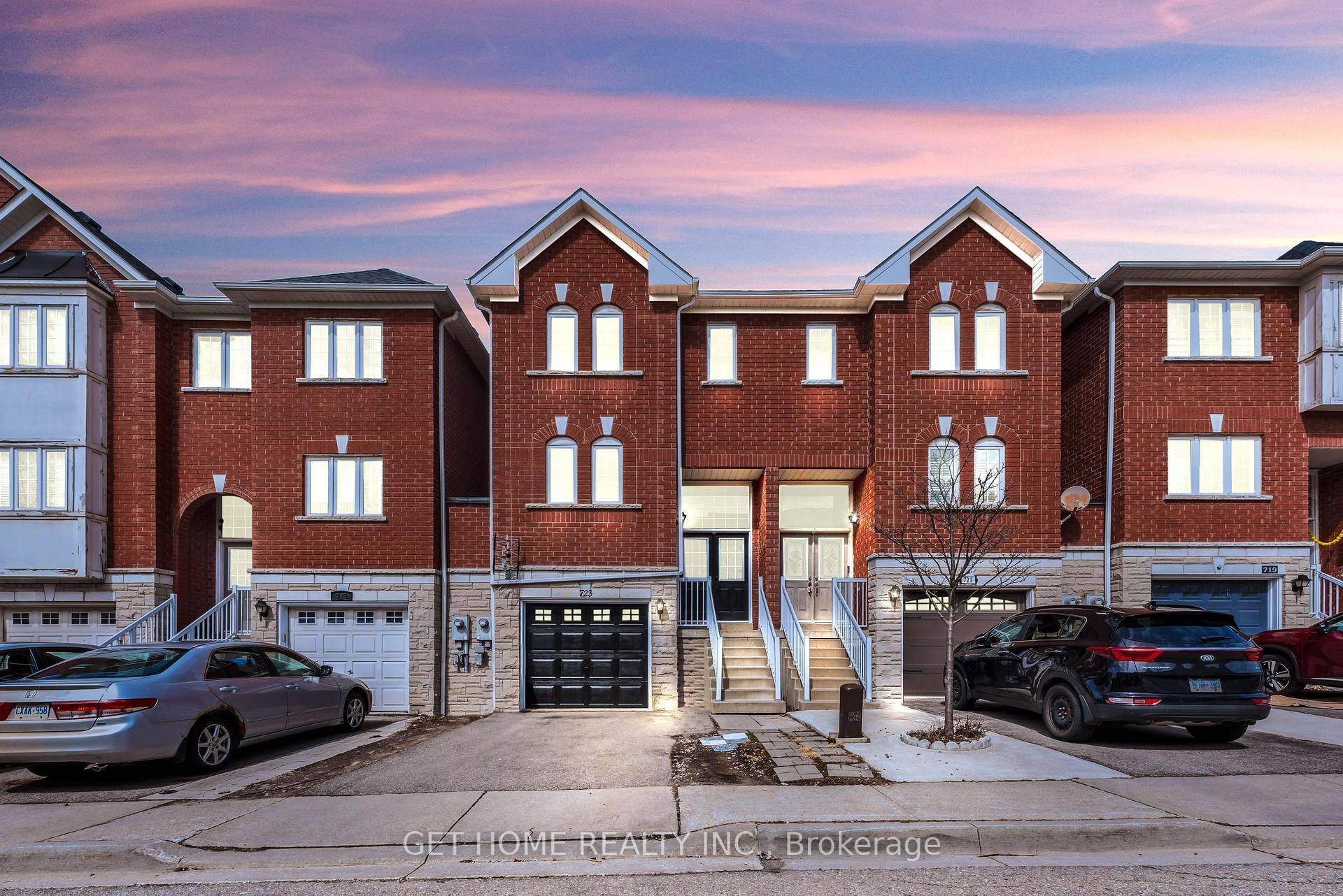 KEYPOINTS FEELS LIKE A TWO STORY, FREEHOLD TOWNHOUSE, WALK OUT BASEMENT, TURN KEY OPPURTUNITY, SEP ENTRANCE TO BASEMENT FROM BACKYARD GARAGE, SUPER MASSIVE KITCHEN.