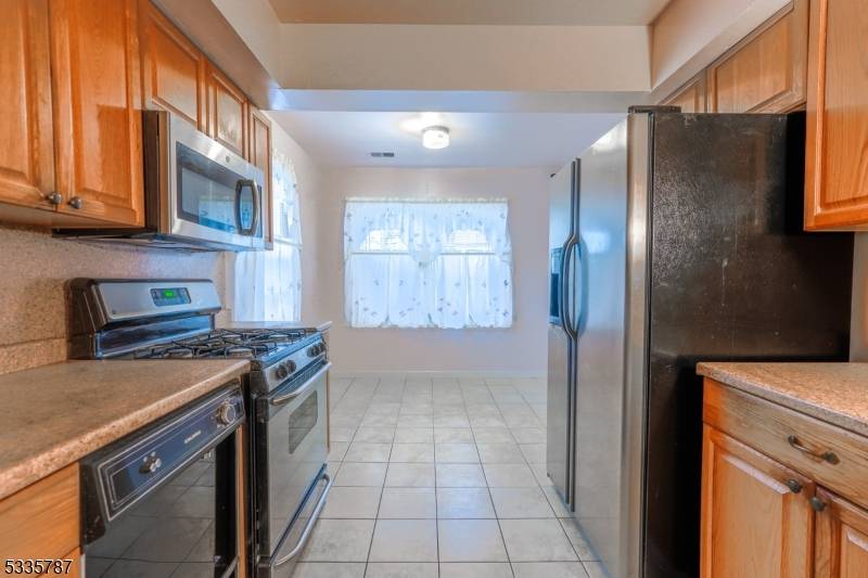 Back on the Market ! Buyers could not perform.