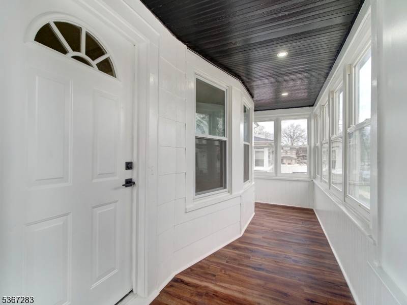Welcome to this beautifully updated colonial single family house with 3 bedrooms and 1.