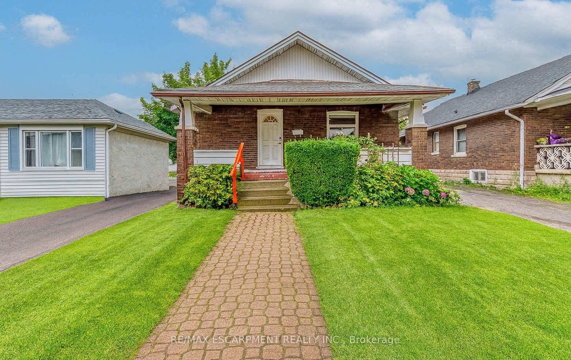 Welcome to 5188 Maple Street, a charming 3 bedroom, 1 bath bungalow for lease in the heart of Niagara Falls.