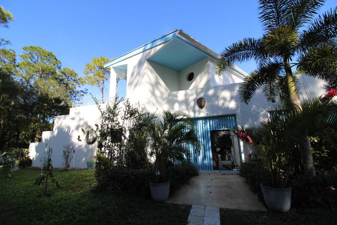 Unique luxury home designed and built by renowned equestrian architects Guiterrez and Uribe.