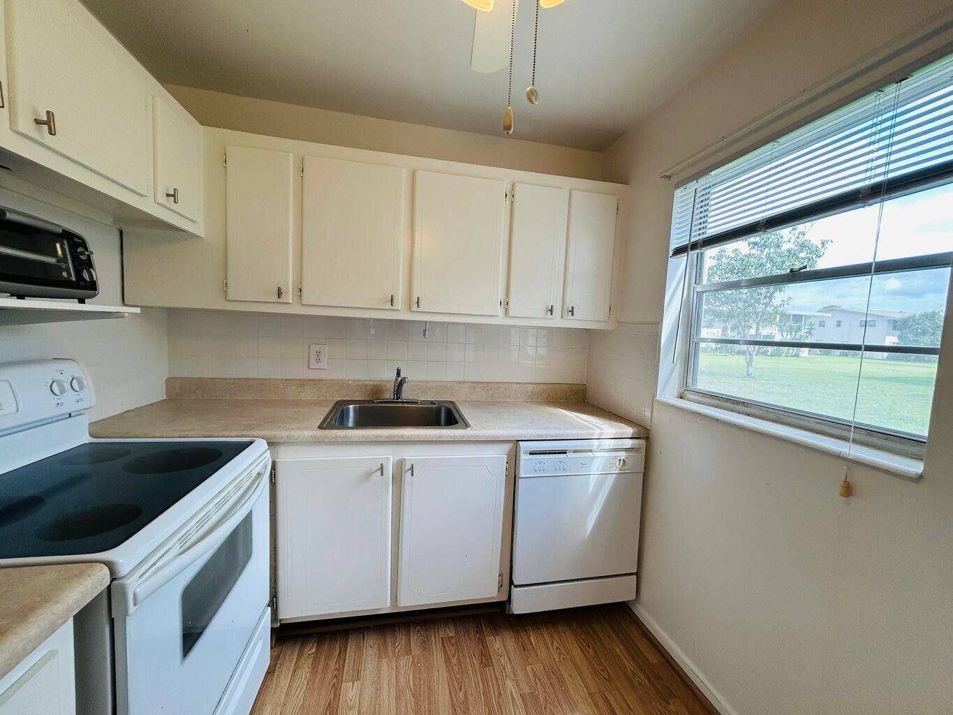LOCATION ! LOCATION ! RARE GROUND FLOOR CORNER 2BED 1.