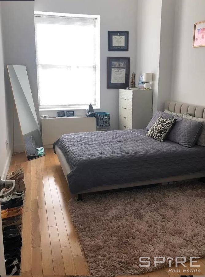 Spacious true 1br with South East Exposure, Nice and bright with Lots of Direct Sunlight.