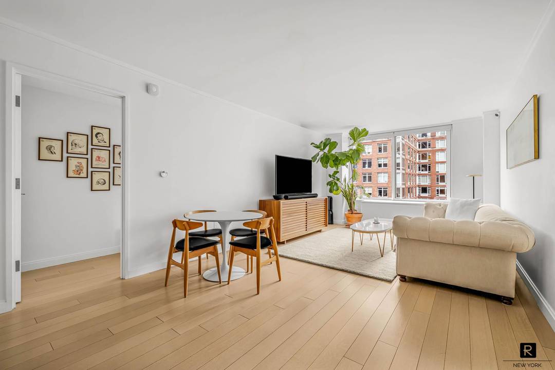 Welcome home to Residence 9R at River and Warren.