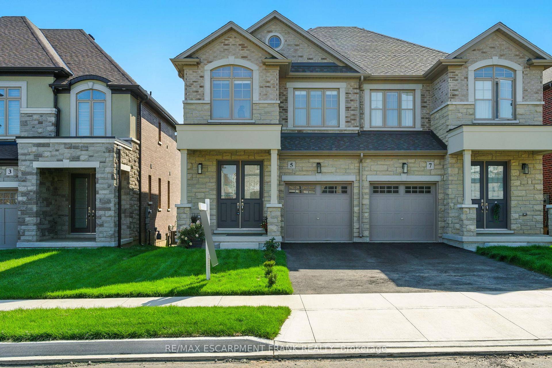 Absolutely Stunning ! ! One year NEW 2 STOREY SEMI DETACHED.
