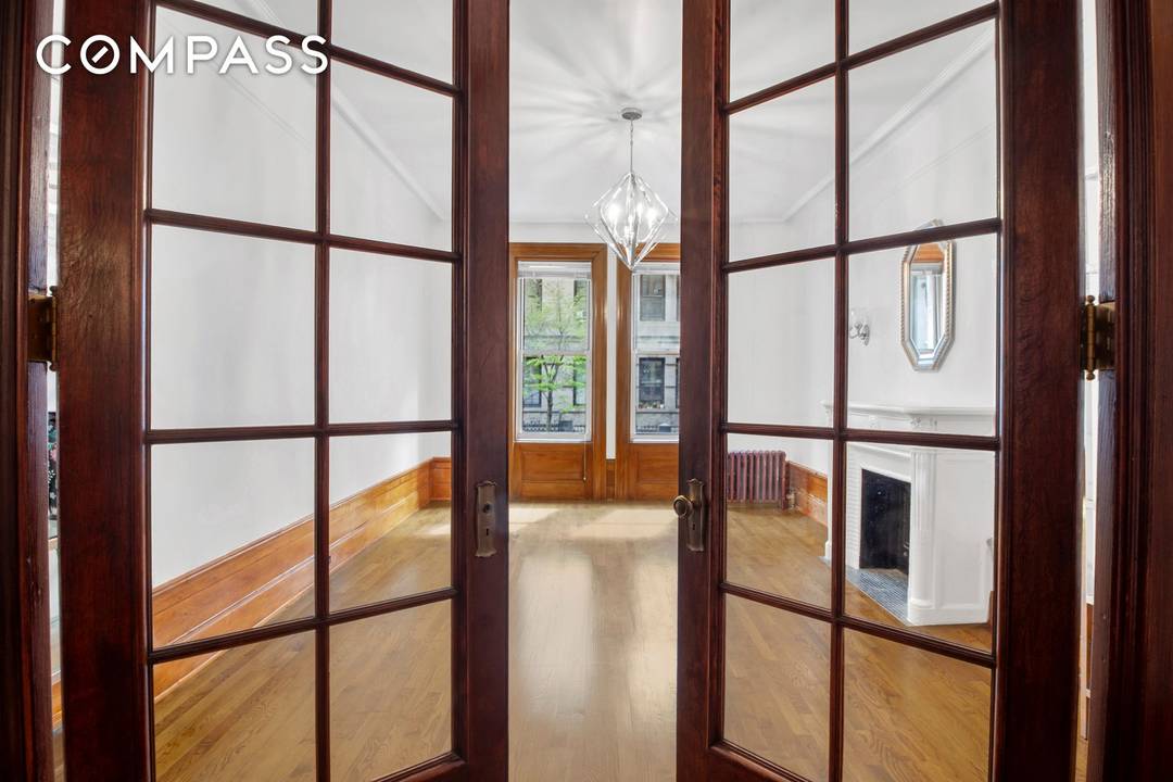 DAKOTA OF THE NORTH Historic grandeur pre war craftsmanship in quiet enclave Audubon Park vs.