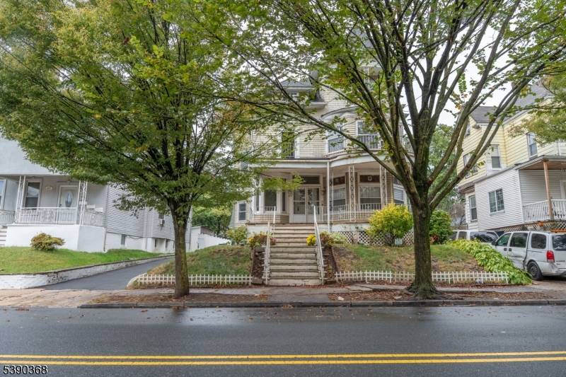 Spanning nearly 6, 000 square feet, this spacious 2 family home in Newark offers incredible potential for renovation and restoration.
